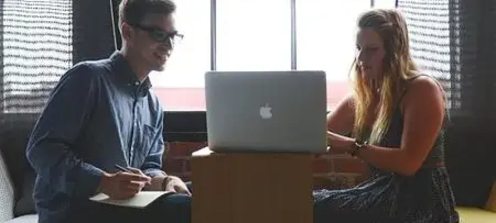 homem-e-mulher-no-computador