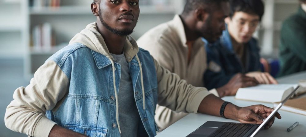Estudante pesquisando cursos online para horas complementares com certificado