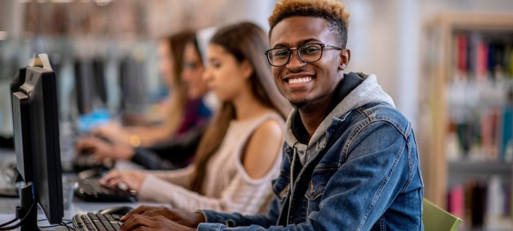 Pessoa estudando e acumulando atividades para horas complementares com cursos livres – como conseguir horas complementares para faculdade