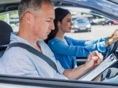 instrutor-de-autoescola-no-carro-ensinando-aluna