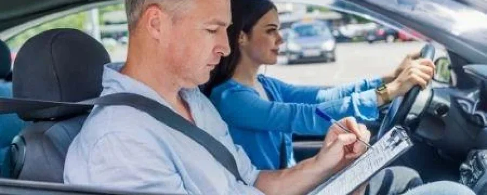 instrutor-de-autoescola-no-carro-ensinando-aluna