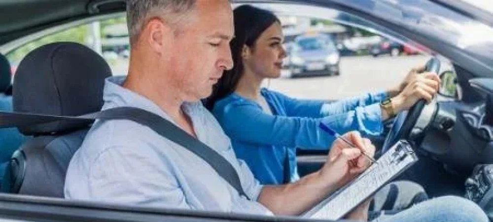 instrutor-de-autoescola-no-carro-ensinando-aluna instrutor-de-autoescola-no-carro-ensinando-aluna