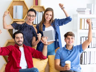 inteligência emocional: profissional felizes com braço erguido mostrando força, como seu super poder
