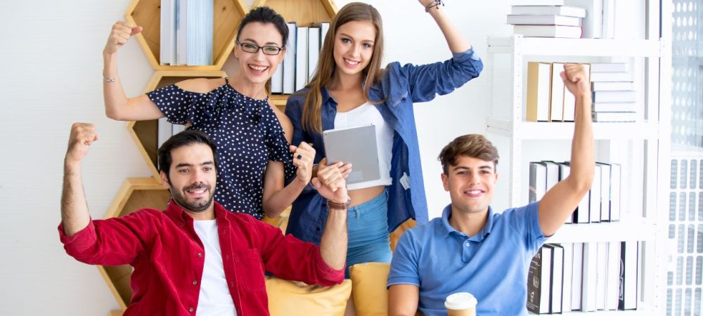 inteligência emocional: profissional felizes com braço erguido mostrando força, como seu super poder