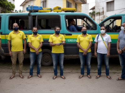 Agente policial interagindo positivamente com cidadãos em evento comunitário, destacando a importância da segurança pública.