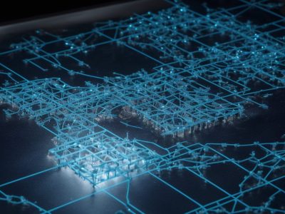 Cena de investigação criminal em laboratório forense, com equipamentos de papiloscopia e sistema AFIS ao fundo.