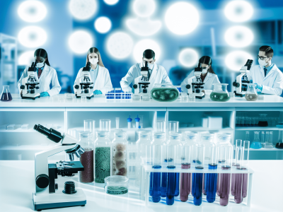 Cientistas observando bactérias e fungos em laboratório moderno equipado com equipamentos avançados