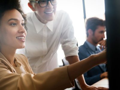 curso de liderança = pessoas em frente a um computador, fazendo o curso