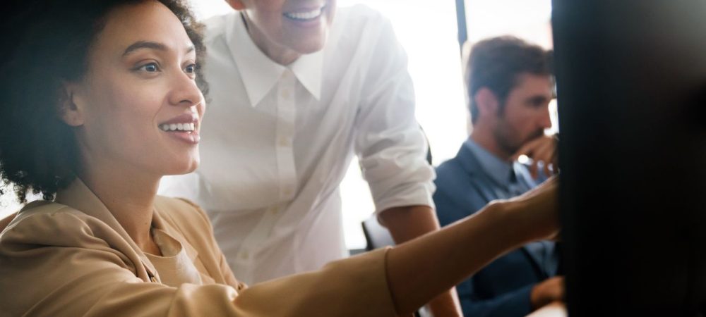 curso de liderança = pessoas em frente a um computador, fazendo o curso
