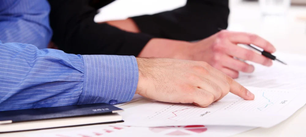maos-de-um-empresario-em-uma-mesa