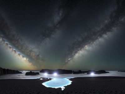 Ambiente de escritório moderno no setor público com servidores públicos interagindo sobre marketing digital.