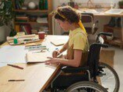 menina-cadeira-rodas-casa-450x236-1