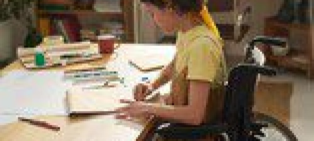 menina-cadeira-rodas-casa-450×236-1 menina-cadeira-rodas-casa-450x236-1