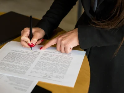 morena-executiva-escrita-ligado-um-documento-compressed