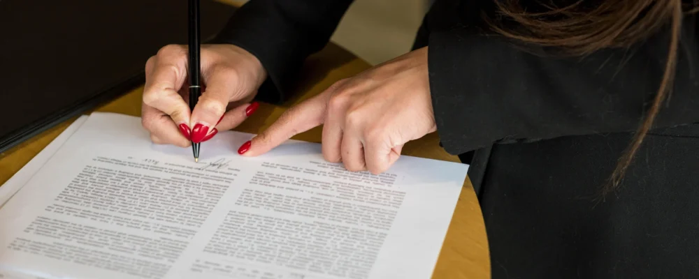 morena-executiva-escrita-ligado-um-documento-compressed