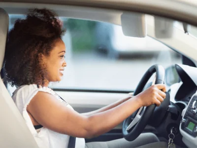 mulher-com-as-maos-no-volante-olhando-para-frente