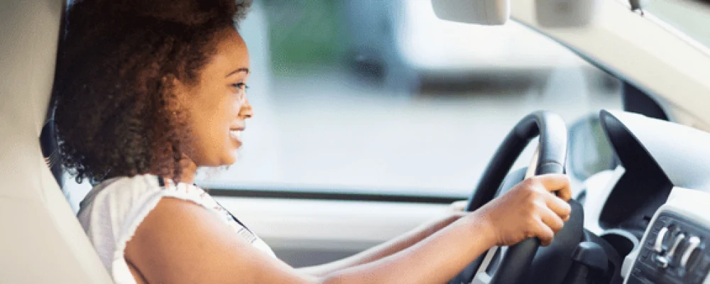 mulher-com-as-maos-no-volante-olhando-para-frente