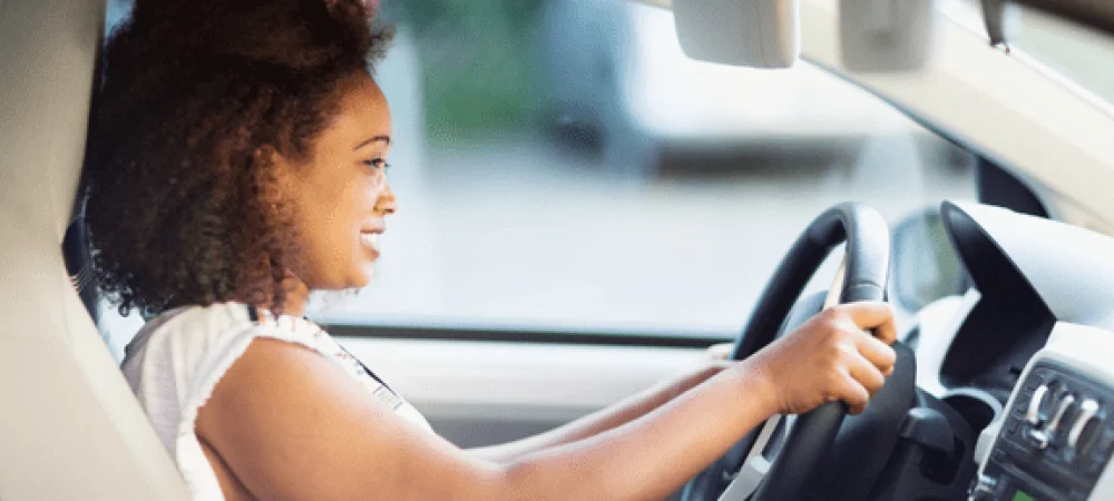 mulher-com-as-maos-no-volante-olhando-para-frente