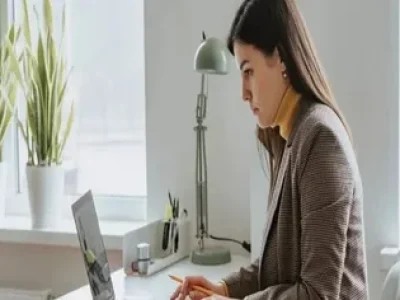 mulher-concentrada-utilizando-o-computador-1