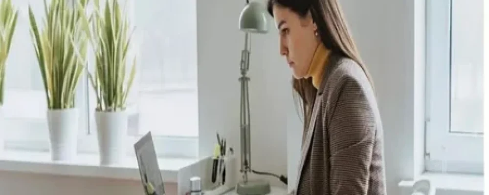 mulher-concentrada-utilizando-o-computador-1