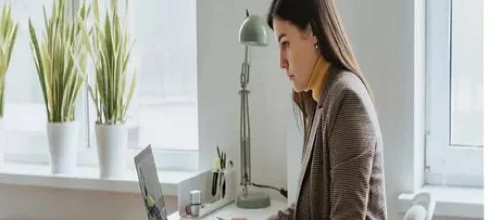 mulher-concentrada-utilizando-o-computador-1