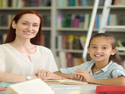 mulher-e-menina-fazendo-aulas-olhando-para-a-camera-1