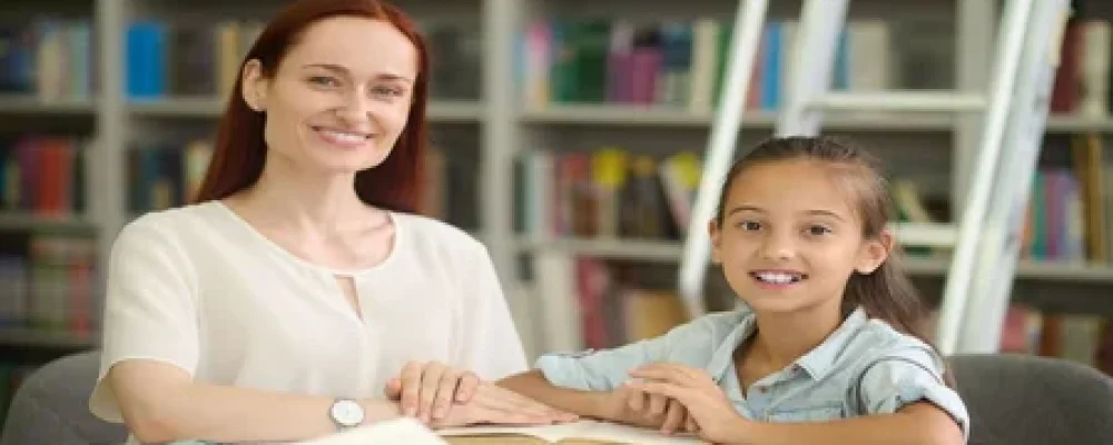 mulher-e-menina-fazendo-aulas-olhando-para-a-camera-1