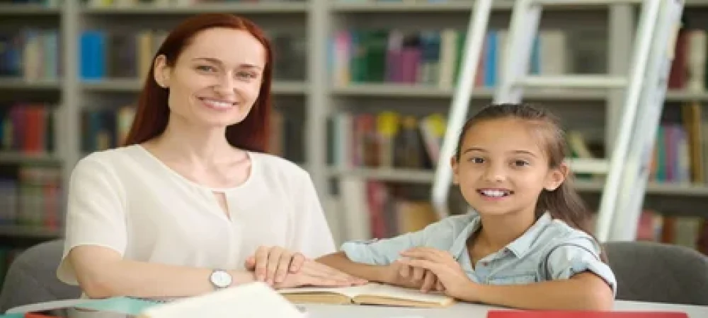 mulher-e-menina-fazendo-aulas-olhando-para-a-camera-1