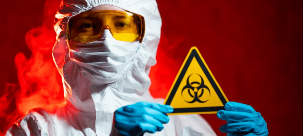 mulher-segurando-placa-de-radiacao1