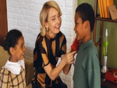 mulher-segurando-telefone-para-a-criança-falar