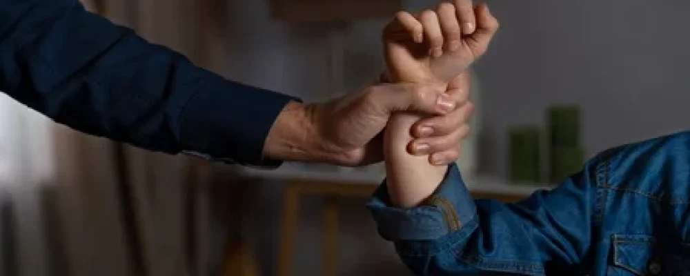 mulher-sendo-pega-pelo-braco-por-um-homem-1