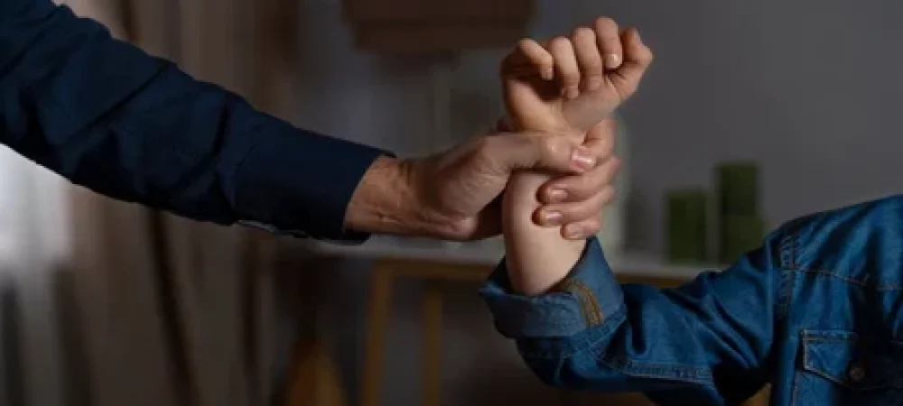 mulher-sendo-pega-pelo-braco-por-um-homem-1