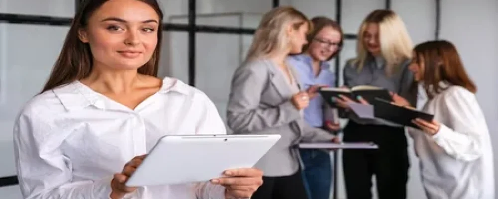 mulher-vista-frontal-segunrando-tablet-1