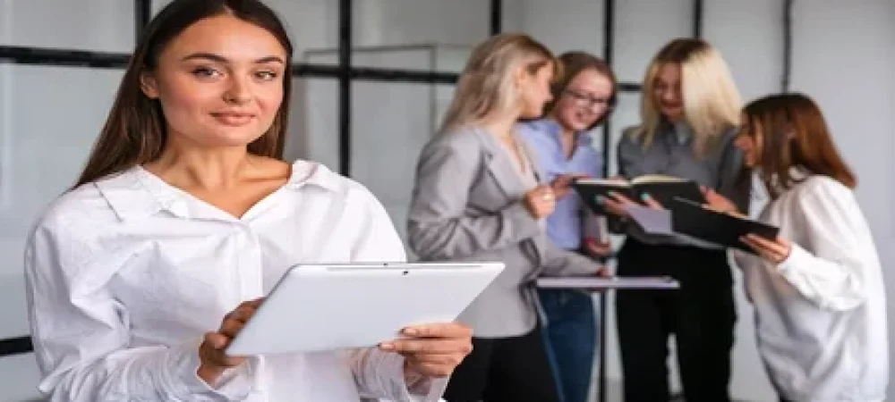 mulher-vista-frontal-segunrando-tablet-1