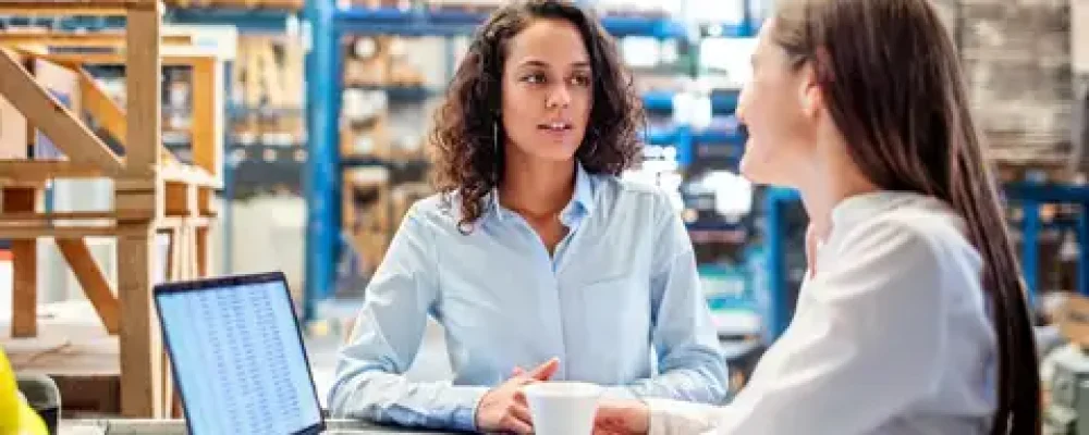mulheres-conversando-sobre-relatorios