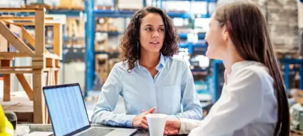 mulheres-conversando-sobre-relatorios