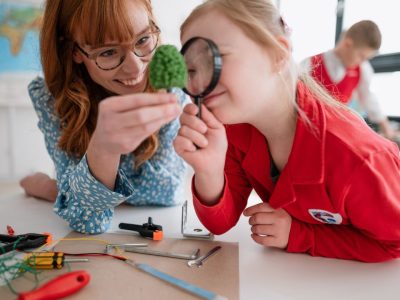 educação inclusiva: professora desenvolvendo atividades com aluna com síndrome de down