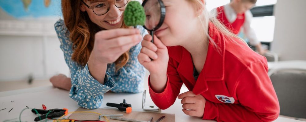 educação inclusiva: professora desenvolvendo atividades com aluna com síndrome de down