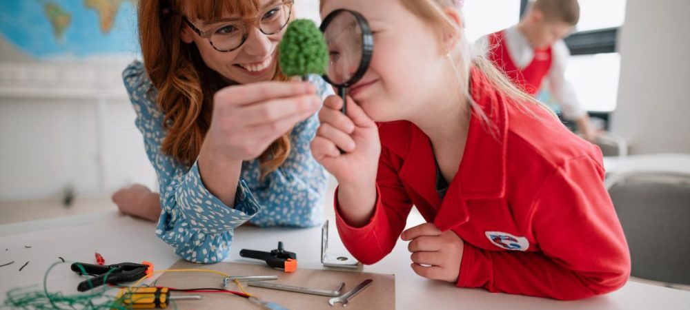 educação inclusiva: professora desenvolvendo atividades com aluna com síndrome de down