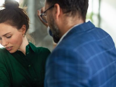 O que é assédio moral? Homem, supostamente um chefe, humilhando uma funcionária