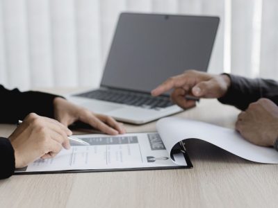 Servidor público analisando dados e planejando políticas públicas em um escritório, representando a importância da gestão pública.