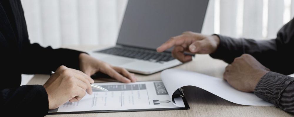 Servidor público analisando dados e planejando políticas públicas em um escritório, representando a importância da gestão pública.