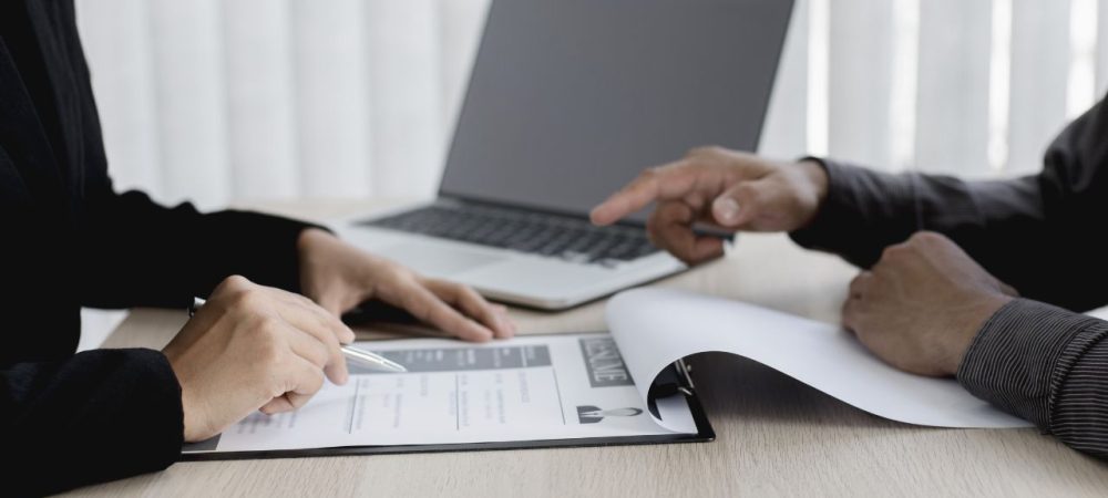 Servidor público analisando dados e planejando políticas públicas em um escritório, representando a importância da gestão pública.