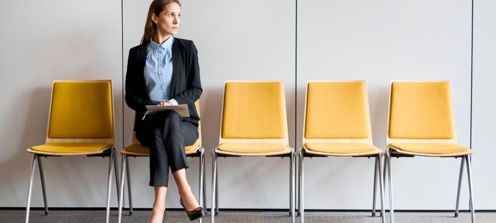 Pessoa aguardando em uma sala de espera para fazer sua prova de títulos
