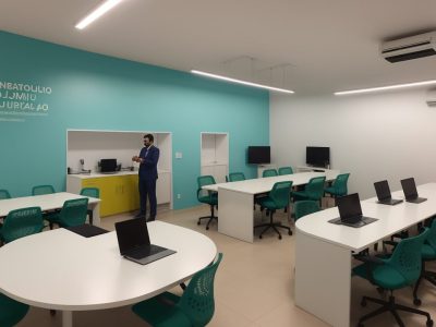 Uma comunidade unida em uma oficina de saúde coletiva, discutindo promoção da saúde e determinantes sociais.