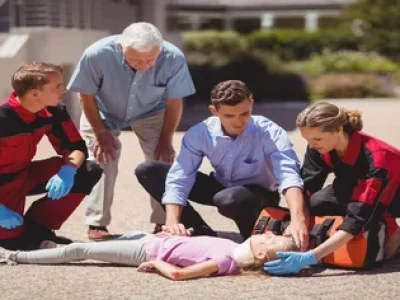 paramedicos-examinando-garota-ferida-1