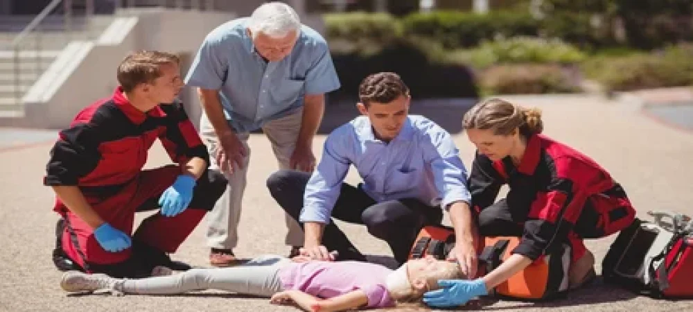 paramedicos-examinando-garota-ferida-1