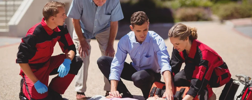 paramedicos-examinando-garota-ferida