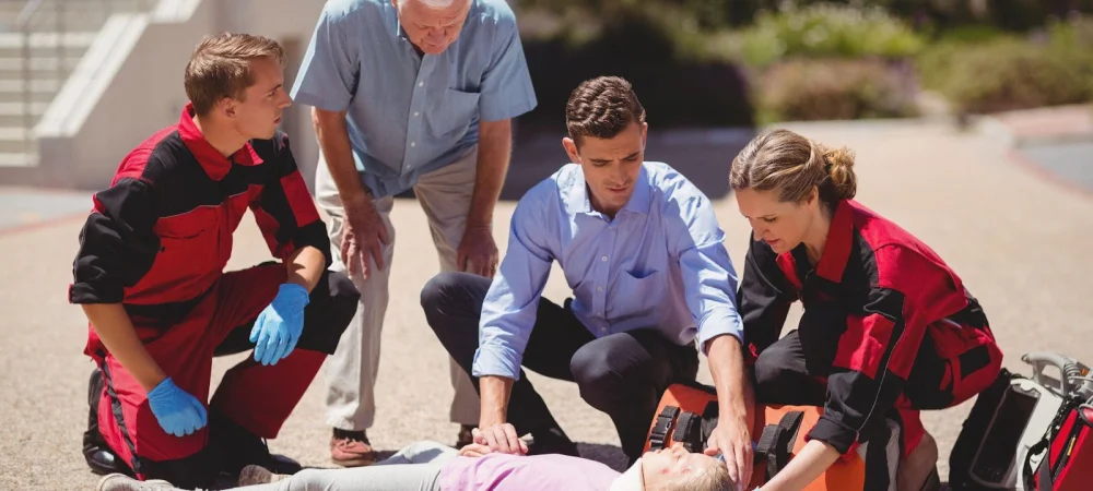 paramedicos-examinando-garota-ferida