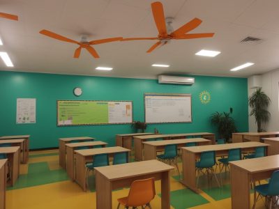Sala de aula bem iluminada com pais, educadores e crianças interagindo animadamente, simbolizando a parceria escola e família.